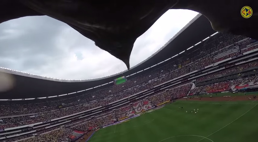 Com câmera acoplada, águia sobrevoa Estádio Azteca lotado; assista!