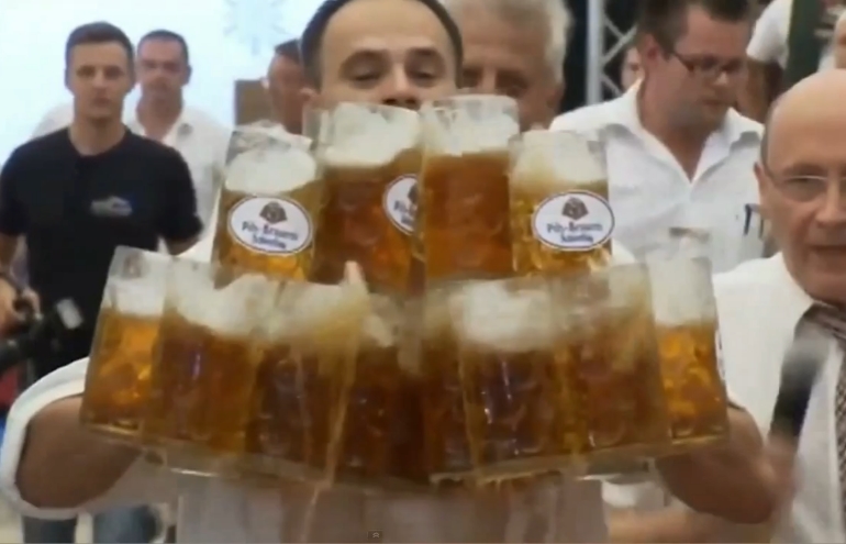 Garçom alemão bate recorde mundial ao carregar 27 canecas de cerveja de uma vez