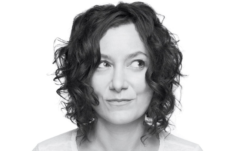 Apresentadora da CBS Sara Gilbert anuncia em seu programa que está grávida