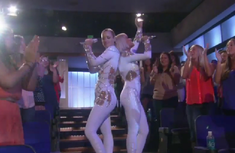 Iggy Azalea e Rita Ora apresentam 'Black Widow' no programa de Ellen Degeneres