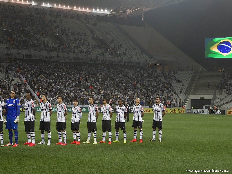 Corinthians divulga manifesto contra homofobia e grito de 'bicha' no estádio