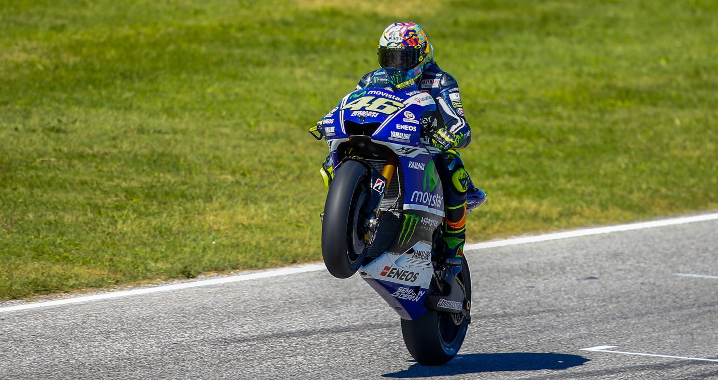 Valentino Rossi leva público ao delírio e vence GP de San Marino