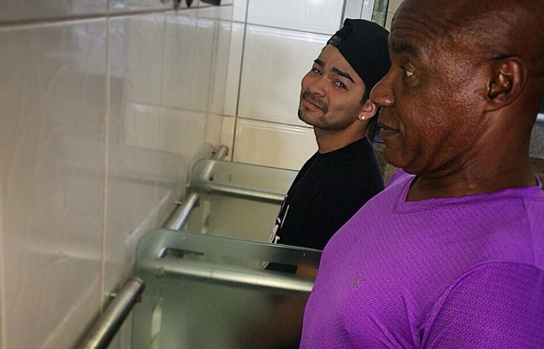 WTF do dia: Yudi Tamashiro faz foto com Kid Bengala no banheiro
