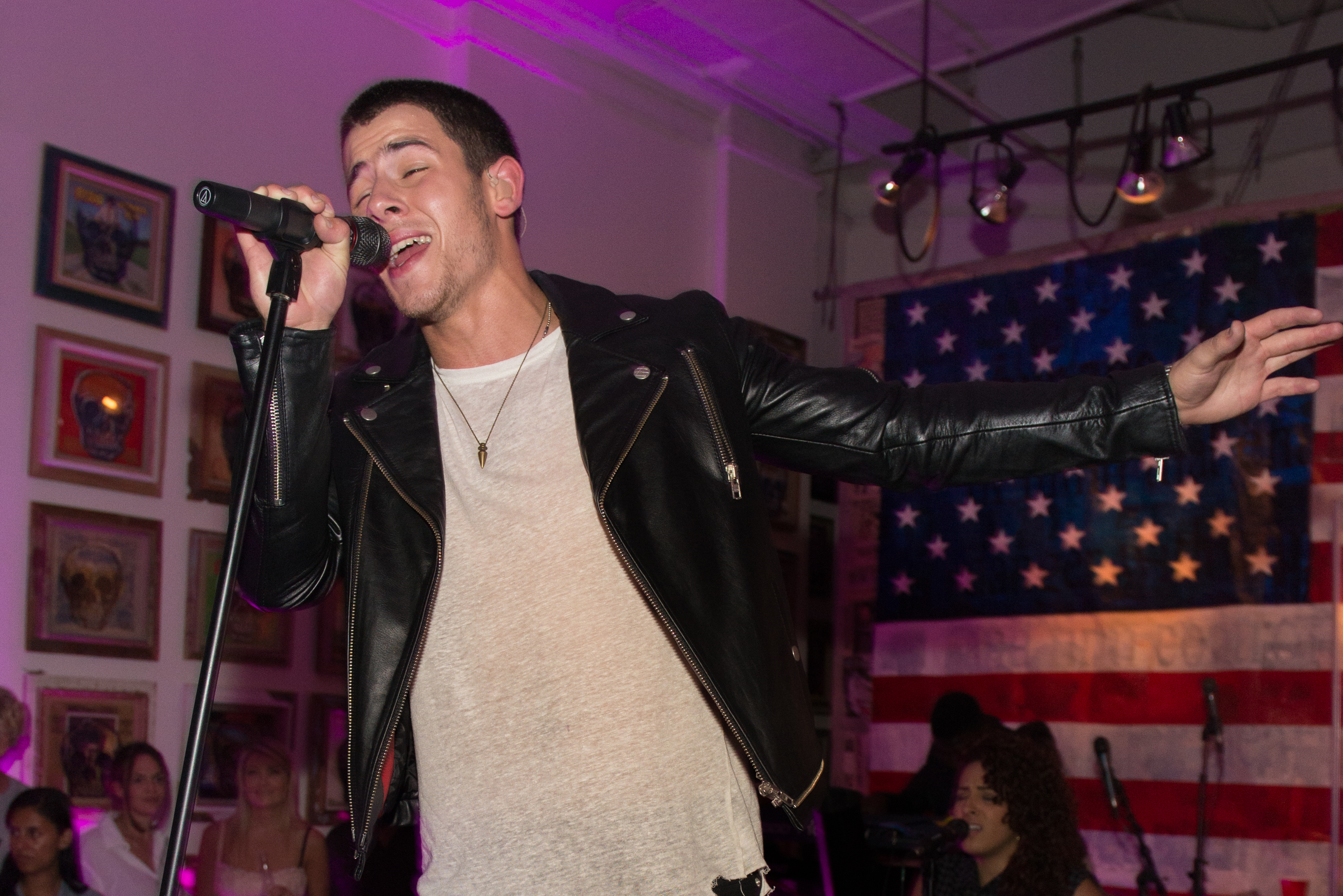 Nick Jonas simula striptease em boate gay de Nova York para promover single