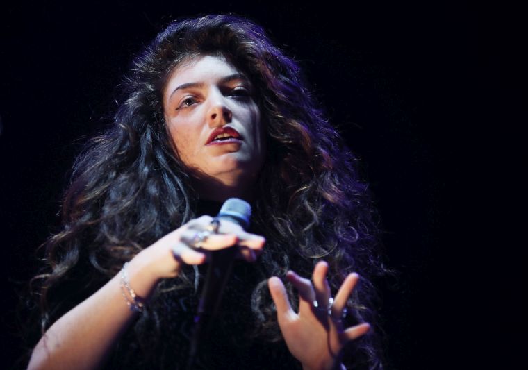 Lorde canta Kayne West e Bon Iver durante show; assista