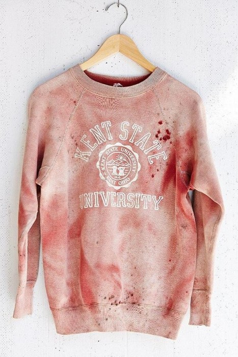 Urban Outfitters cria moletom que remete a assassinato ocorrido nos anos 70