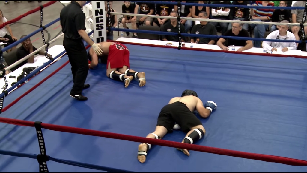 Luta de MMA em ringue dentro de uma igreja termina com nocaute duplo; assista