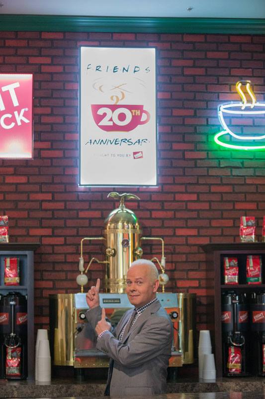 Ator da série Friends emociona fãs em réplica do café Central Perk em Nova York
