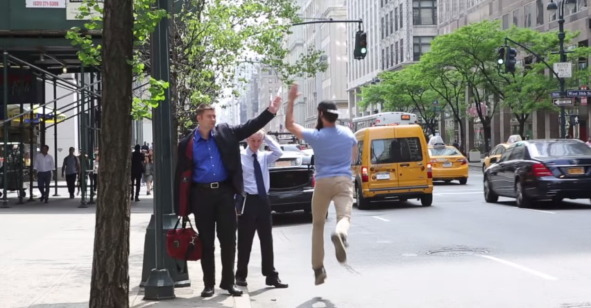 Comediante americano distribui 'high fives' para pedestres em Nova York