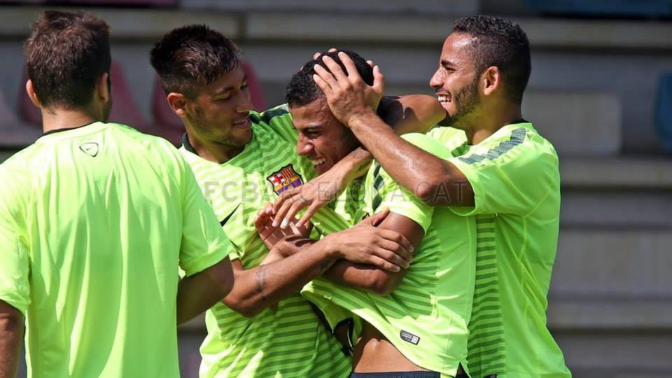 Luis Enrique relaciona Douglas e lateral pode estrear pelo Barcelona na Champions