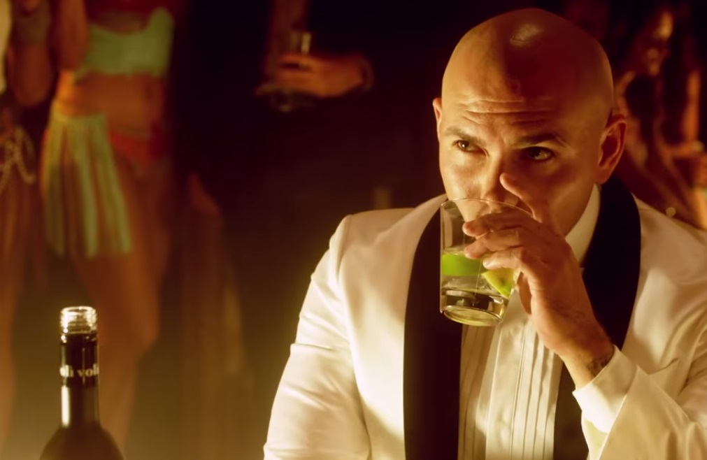 Pitbull mistura clima gângster com samba em seu novo clipe; assista 'Fireball'