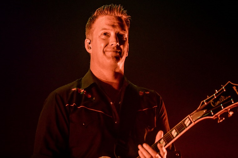 Em primeira apresentação 'solo' no país, Queens of The Stone Age sacia fãs com show barulhento e cheio de hits