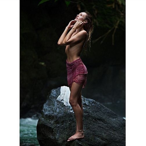 Candice Sweanepoel rebate críticas nas redes sociais sobre sua magreza