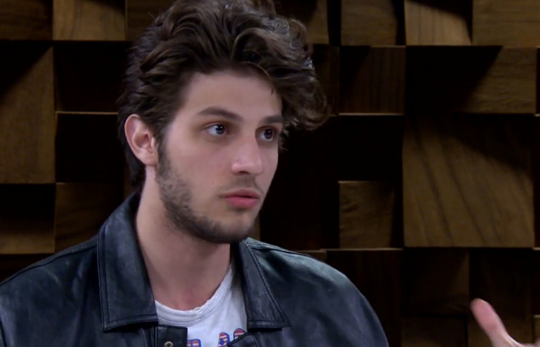 Chay Suede fala sobre namoro com Laura Neiva: 'Ela é linda'