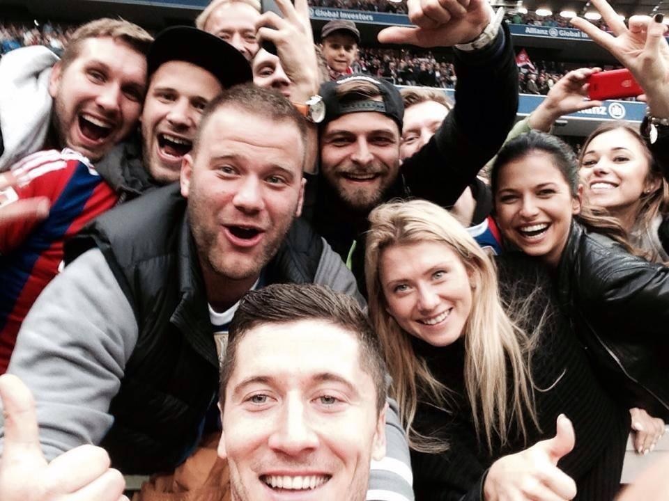 Lewandowski comemora vitória do Bayern tirando selfie com os torcedores