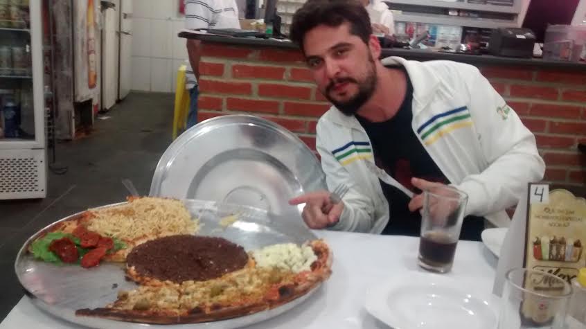 Virgula conhece a pizzaria mais maluca do Brasil