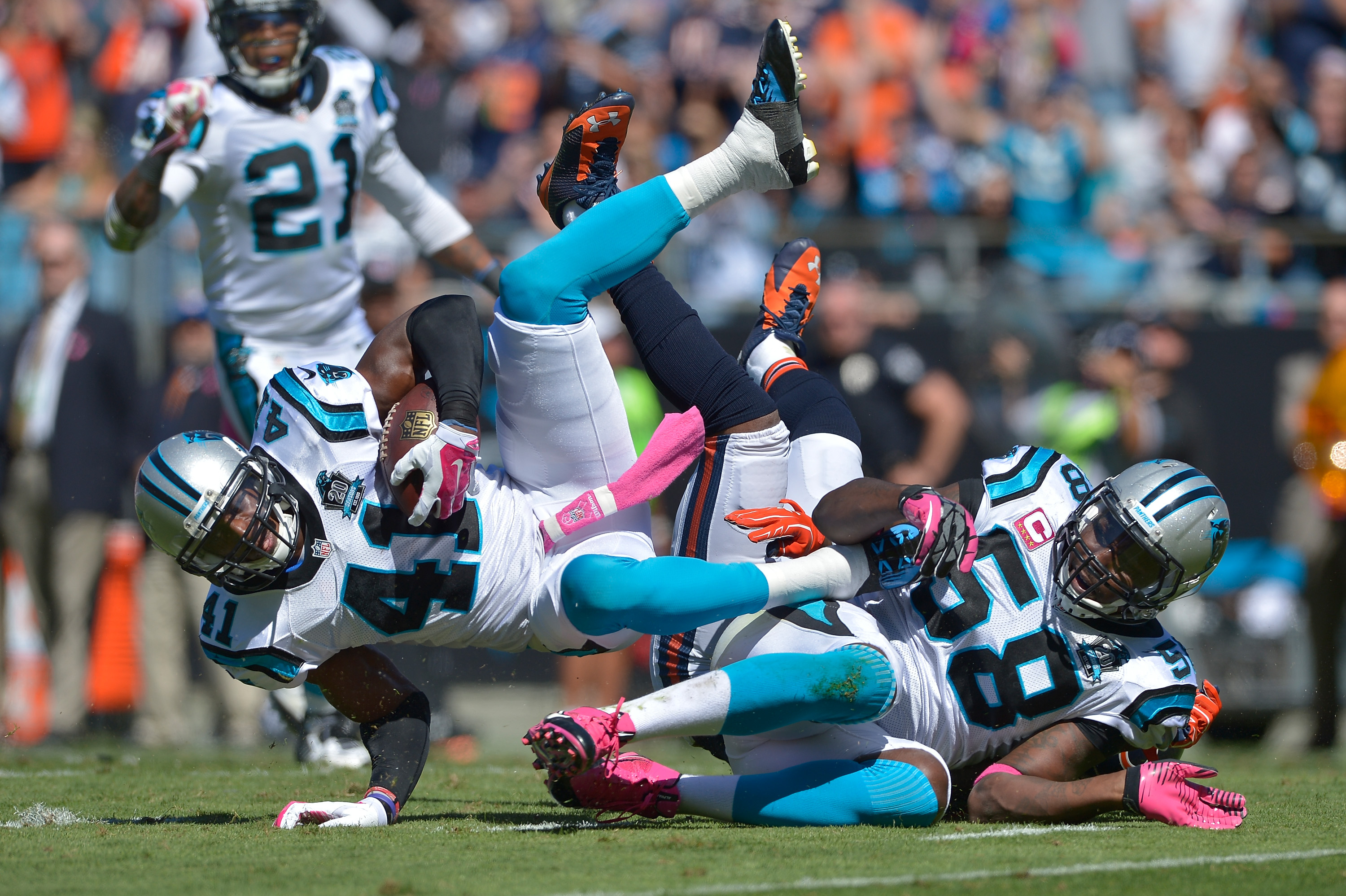 Outubro Rosa inspira jogadores da NFL, que 'abusam' no estilo de seus adereços