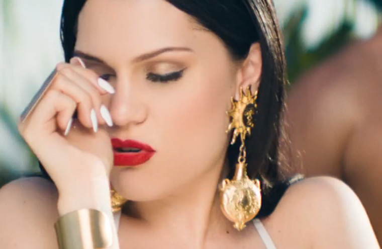 Jessie J está toda quente (rs) em clipe de 'Burning Up'; assista