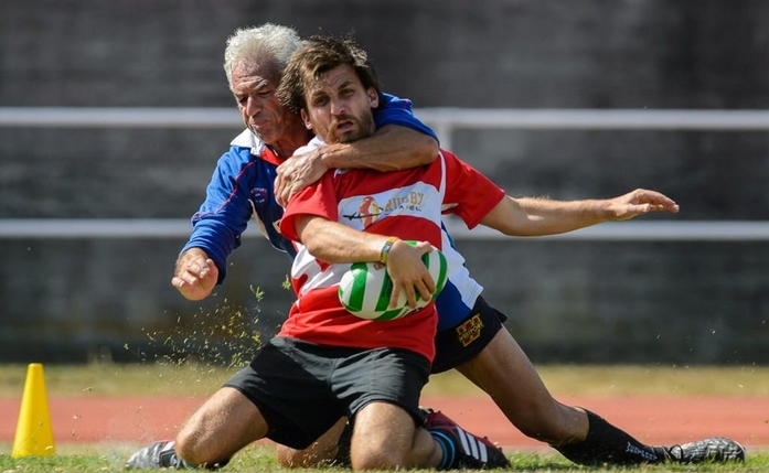 Jogador de rugby determinado jogando bola