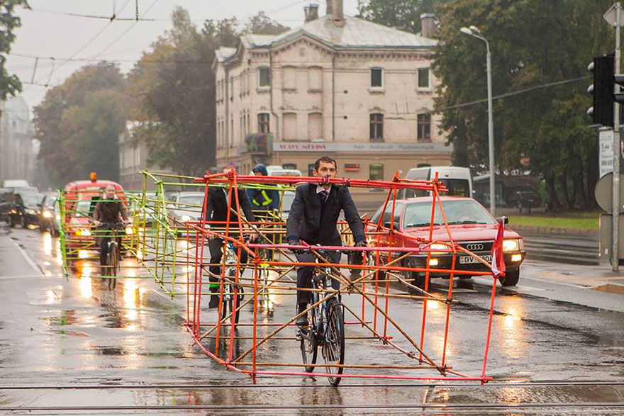 Ciclistas simulam carroceria de carro para mostrar espaço que bikes economizam