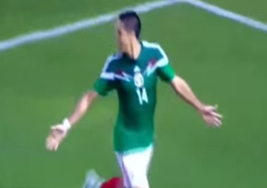 Chicharito Hernández marca em amistoso e homenageia Di Stéfano na comemoração; assista