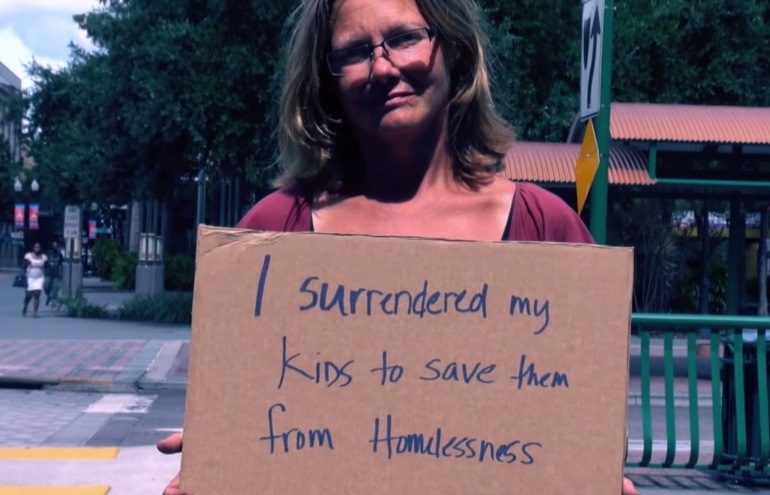 Eu entreguei meus filhos para salvá-las da rua