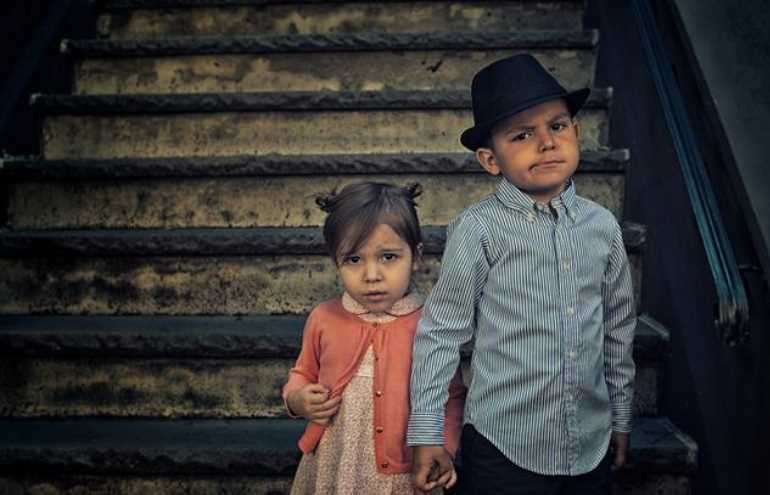 Fotógrafo cria série vintage usando os filhos como modelo