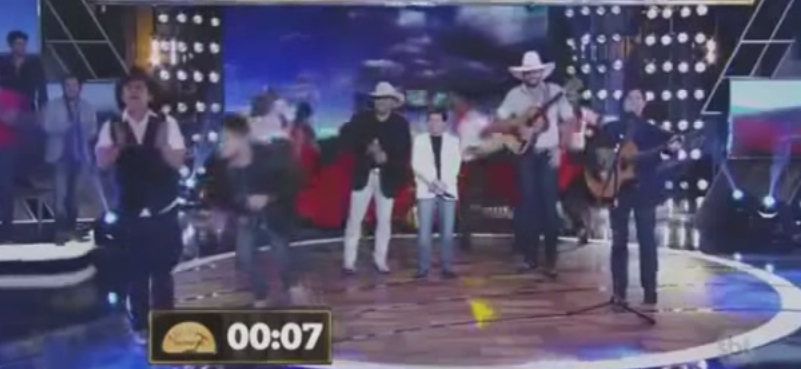 Competidor passa mal e cai ao cantar 'Galopeira' na TV. Assista