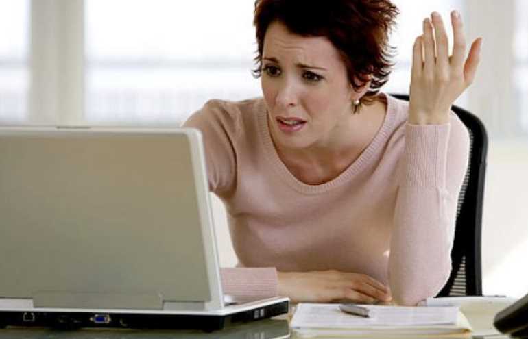 Um terço das mulheres continua seguindo o ex nas redes sociais, diz estudo