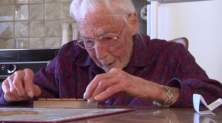 Mulher de 113 anos teve que mentir sua idade para criar conta no Facebook
