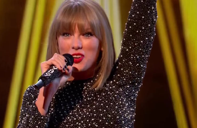 Taylor Swift coloca todo mundo pra dançar em apresentação ao vivo de 'Shake It Off' no 'The X-Factor' britânico