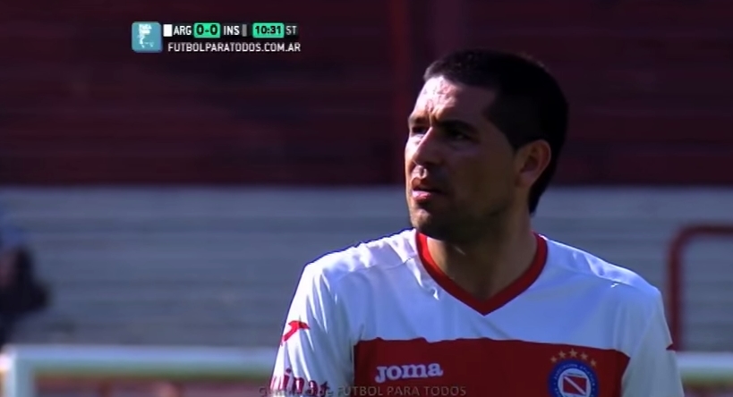 Riquelme se irrita em cobrança de falta e manda torcedor jogar no seu lugar; assista