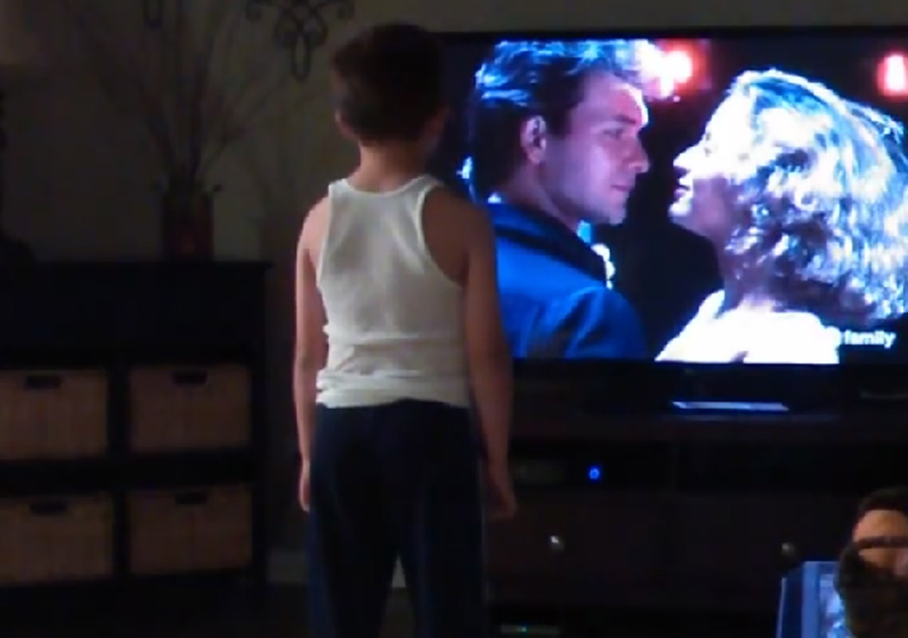 Menino fã de Dirty Dancing é o novo viral do Facebook, imitando a coreografia final do filme