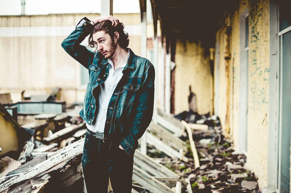 Conheça Hozier, irlandês que promete trazer as baladas de coração partido de volta ao pop