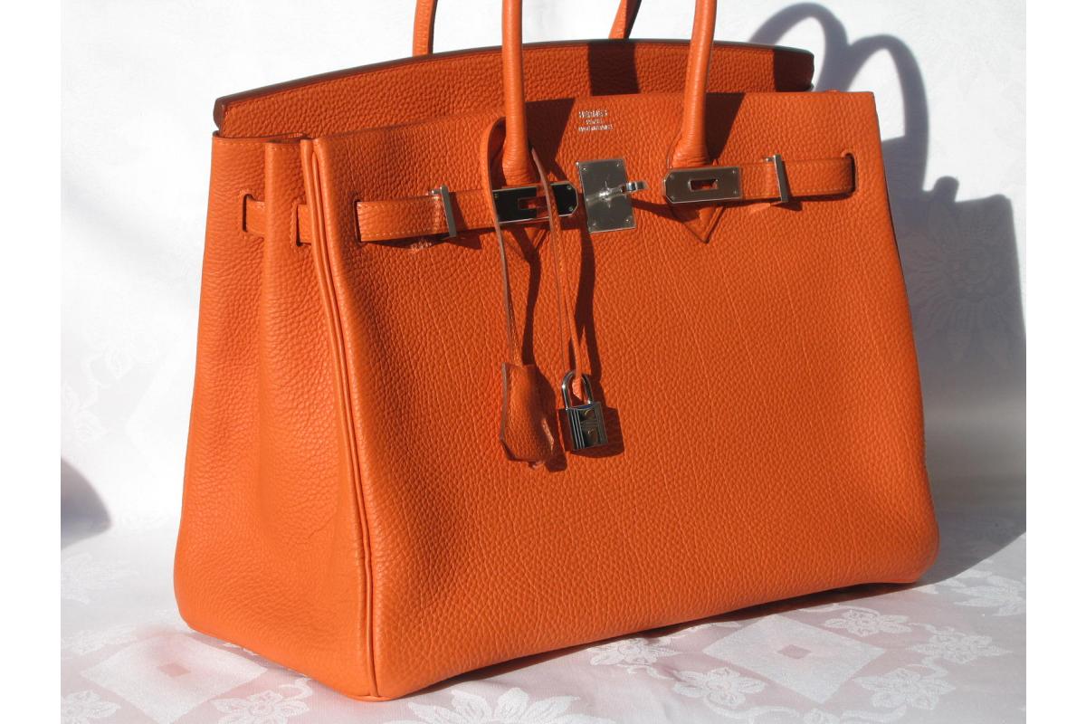 Consumidoras reclamam que bolsa da Hermès tem cheiro de maconha