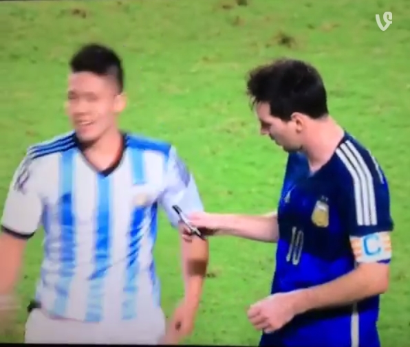 Messi dá autógrafo para torcedor que invadiu campo durante amistoso; assista
