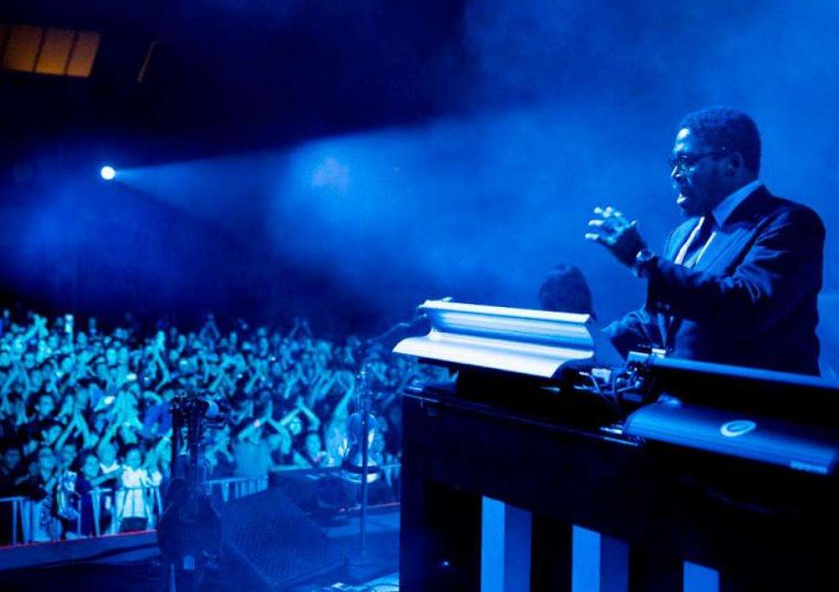 Morre tecladista que toca com Jack White e The Mars Volta