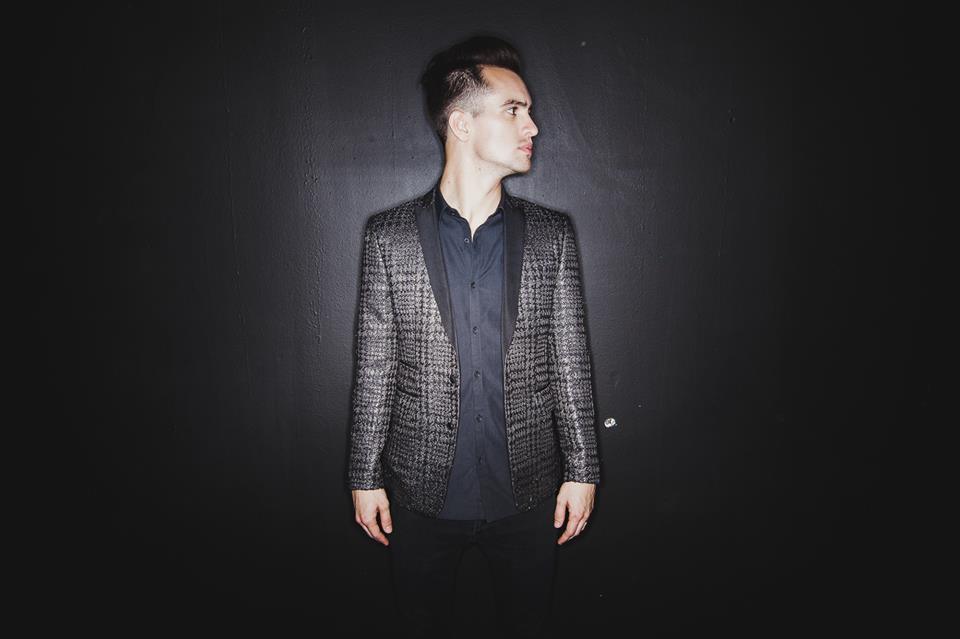 Prestes a vir ao Brasil, líder do Panic! At The Disco fala sobre igreja homofóbica: 'Ela sempre foi uma piada para mim'