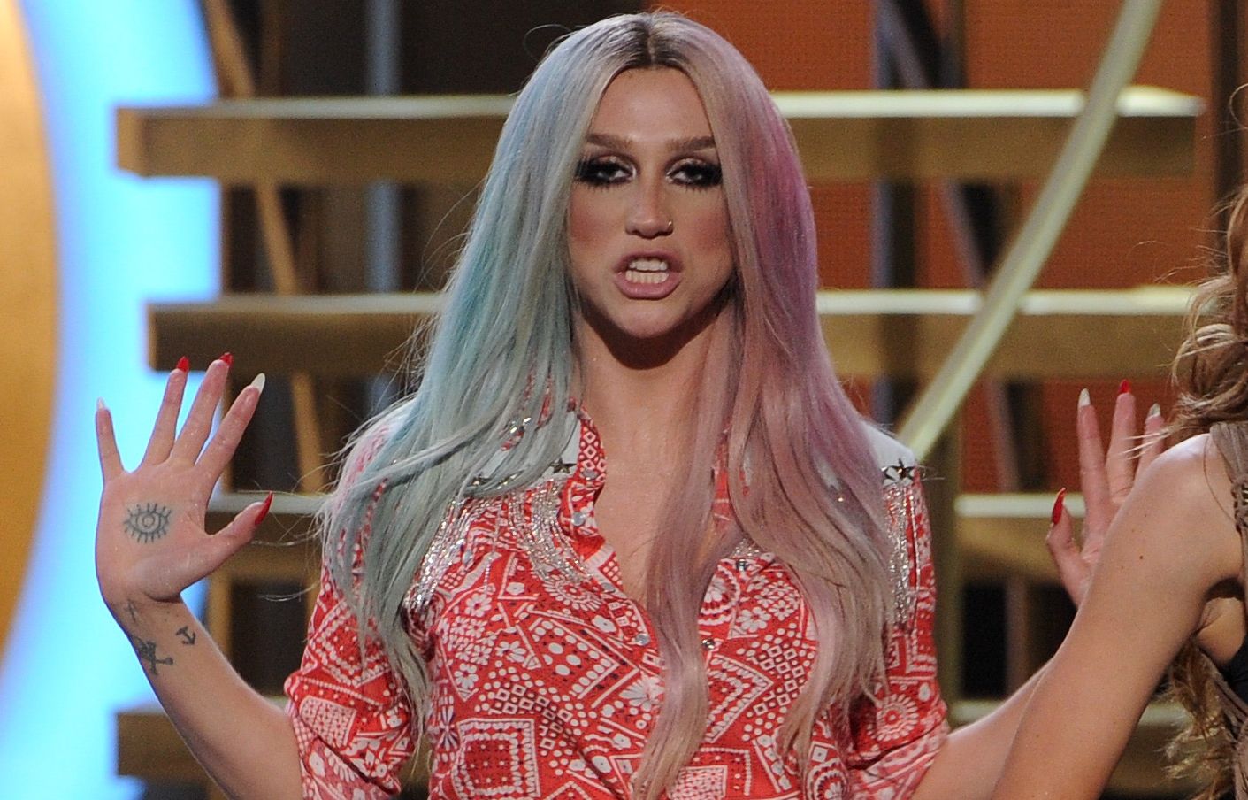 Kesha acusa produtor de abuso sexual e de tê-la forçado a beber e usar drogas