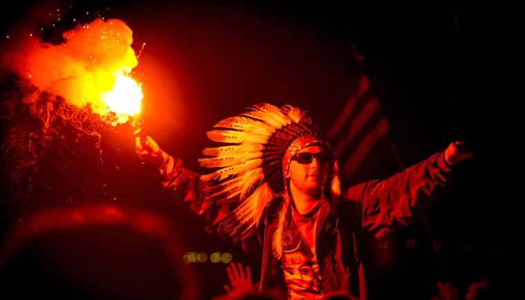 Festival de Glastonbury proíbe venda de cocares indígenas em 2015