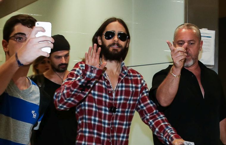 Jared Leto, do 30 Seconds to Mars, chega em São Paulo e causa tumulto com fãs em aeroporto