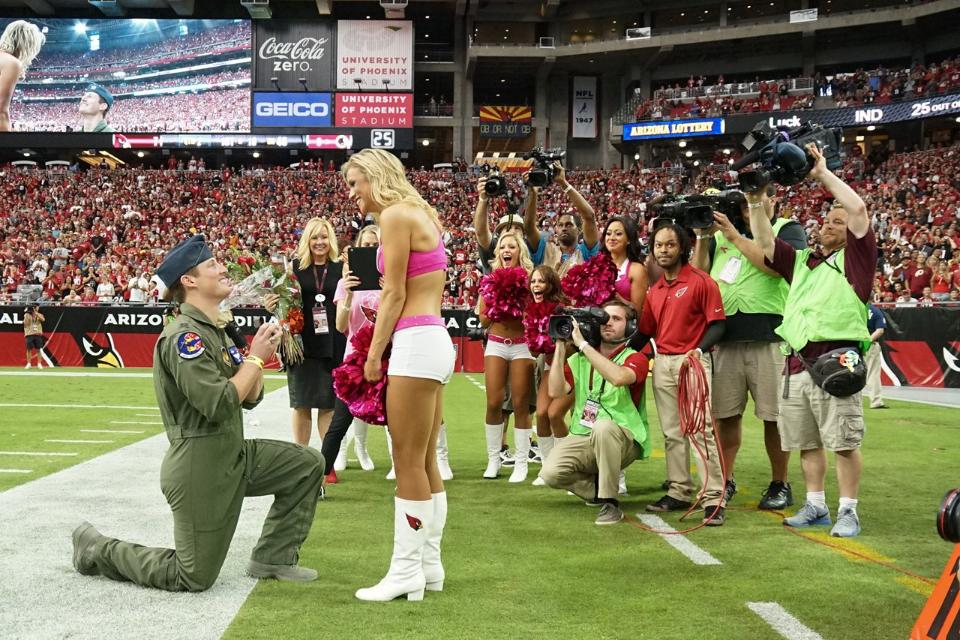 Capitão da Força Aérea pede cheerleader em casamento em jogo da NFL; assista