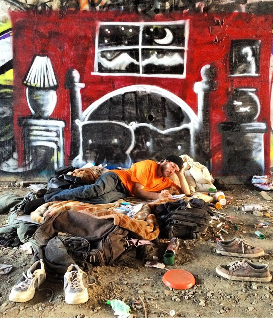 Artista de rua faz cenários que mostram os sonhos de moradores de rua