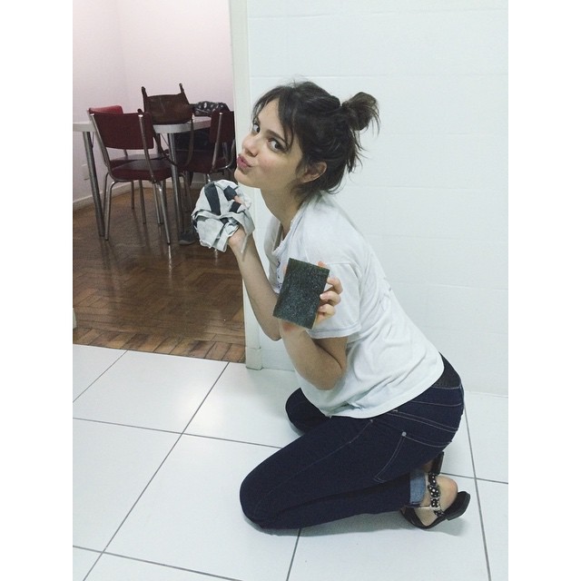 Chay Suede mostra a namorada fazendo faxina