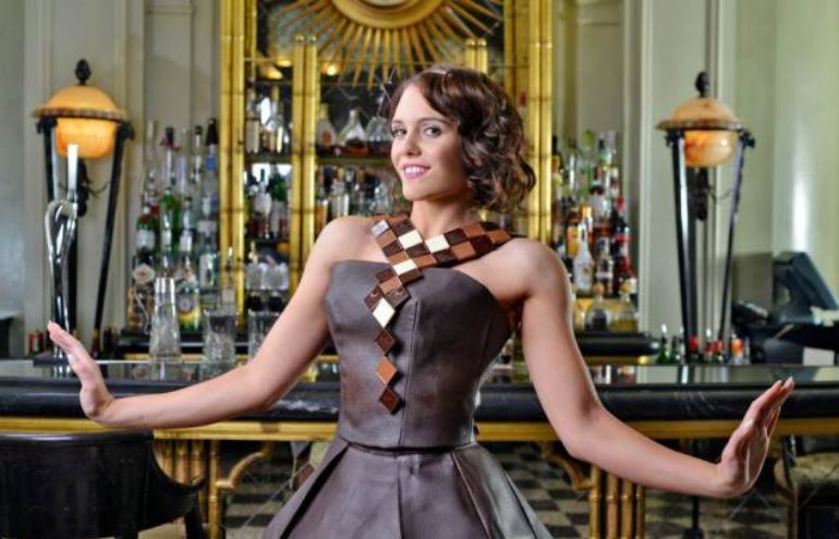 Figurinista cria vestido feito com 60 quilos de chocolate