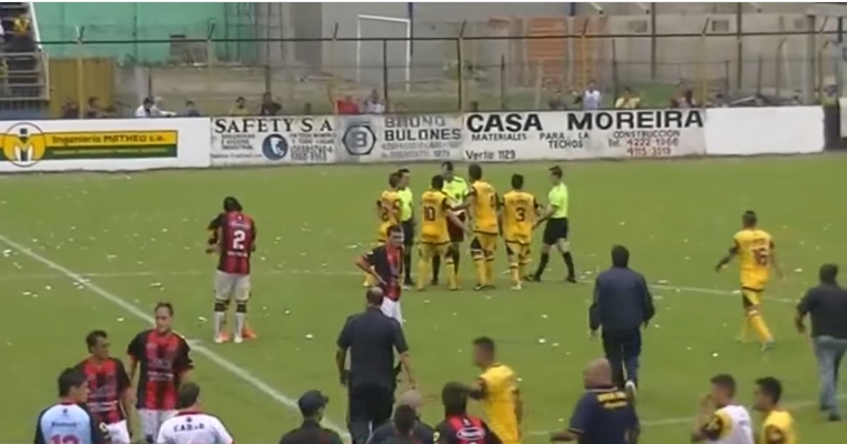 Jogo da 3ª divisão na Argentina termina em confusão por falta de fair play; assista