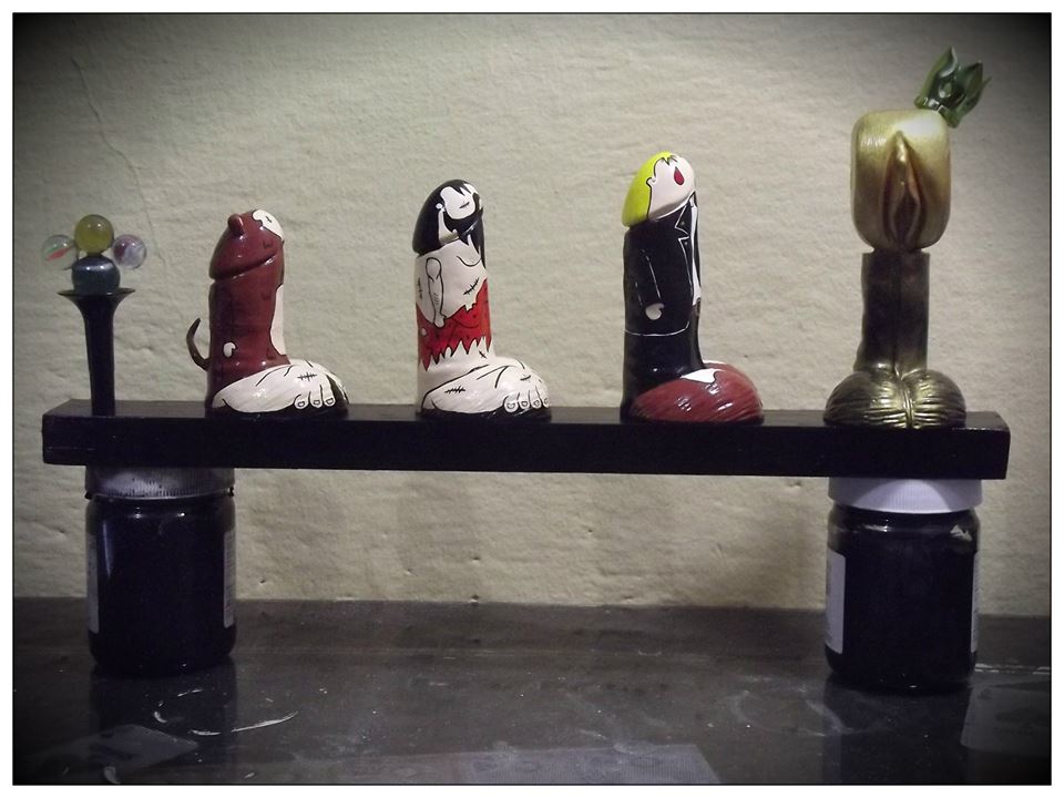 Pintoficação: figuras famosas viram réplicas de pênis nas mãos de artista