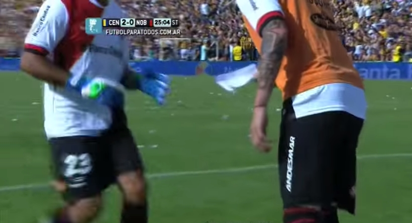 Barulho da torcida faz técnico argentino passar orientações via bilhete de papel; assista