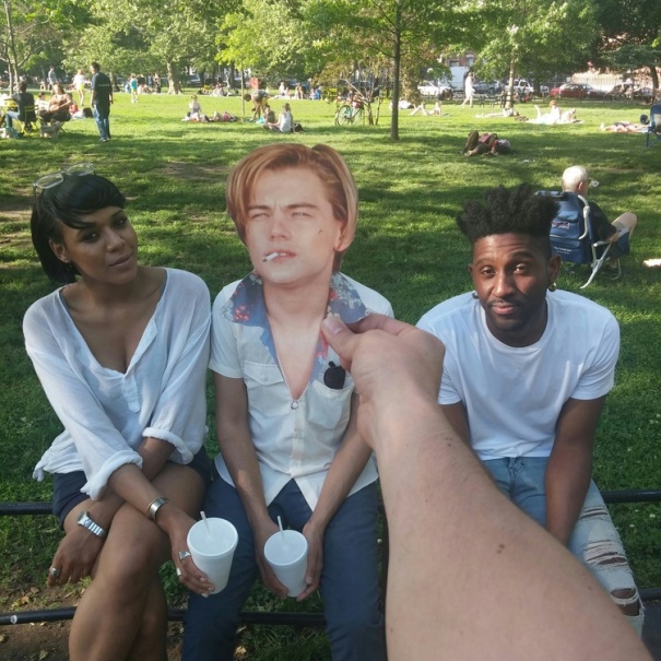 Artista sai por Nova York substituindo estranhos pelo Leonardo DiCaprio