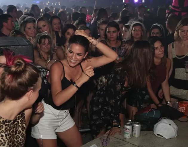 ‘Ah lelek lek lek’: Bruna Marquezine dança quadradinho de 4 em vídeo